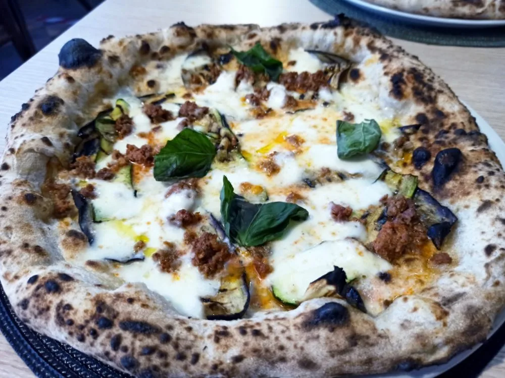 Pizzeria Vera Napoli - Ortolana con Salsiccia Rossa di Castelpoto
