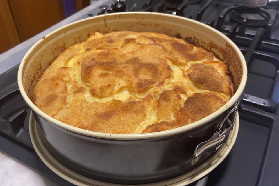 Cheese cake di patate e fiori di zucca appena sfornata