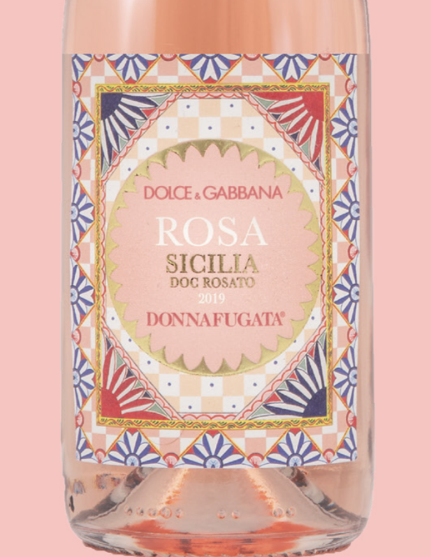 D&G hanno disegnato l’etichetta ispirati alle decorazioni dei carretti siciliani