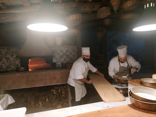 Francesco Guida al lavoro davanti al forno a legna