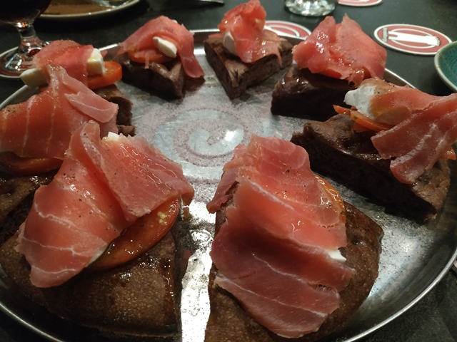 L’Osteria di Birra del Borgo - Antifocaccia di riso con tonno sfilettato, bufala e pomodoro