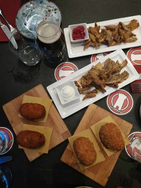 L’Osteria di Birra del Borgo - suppli' classico e alla parmigiana, alici fritte con maionese all'erba cipollina e cipolle di Tropea in agrodolce