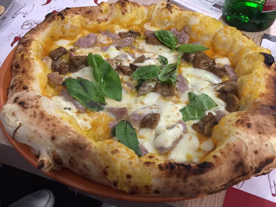 Lievitum Avellino, pizza con zucca, salsiccia e porcini