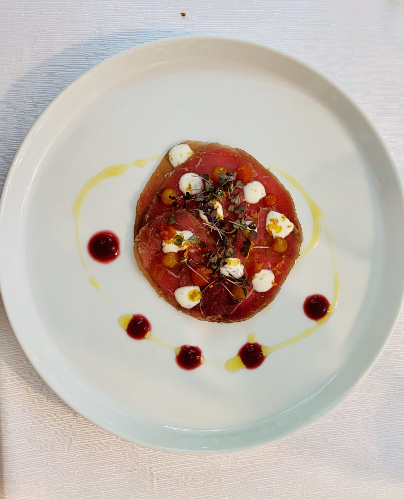 Locanda Radici - Carpaccio di marchigiana punta d’oca con bottarga di muggine, albicocca e dressing alle erbe