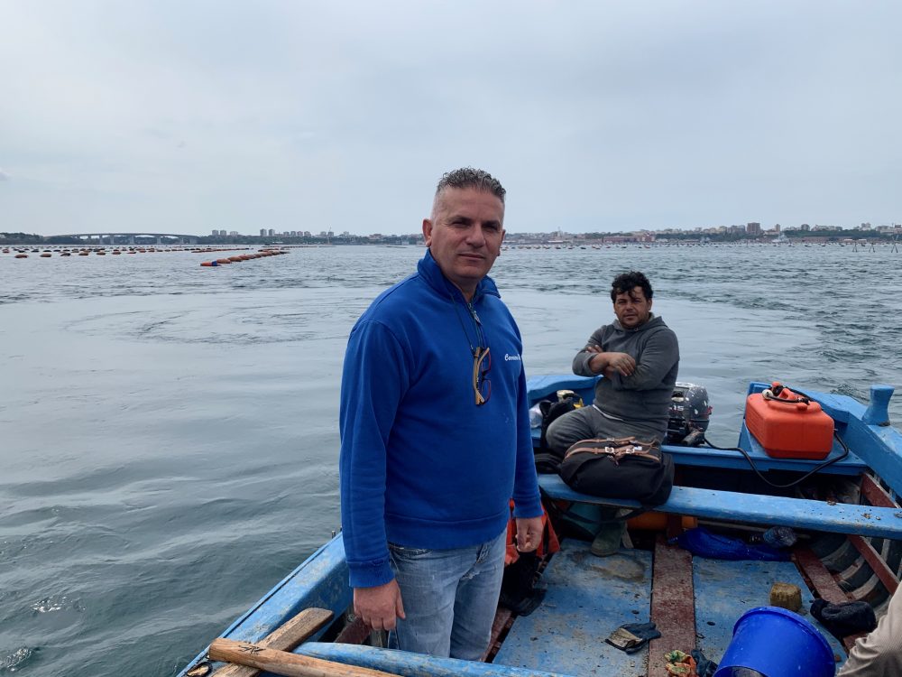 Luciano Carriero e Francesco detto Ciccillo all'inerno del citro. Alle spalle è evidente la differenza tra il mare increspato e l'acqua ferma proveniente dalla sorgente sotterrnaea