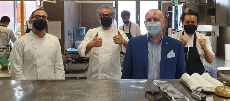 Albert Sapere con Massimo Bottura e la sua brigata