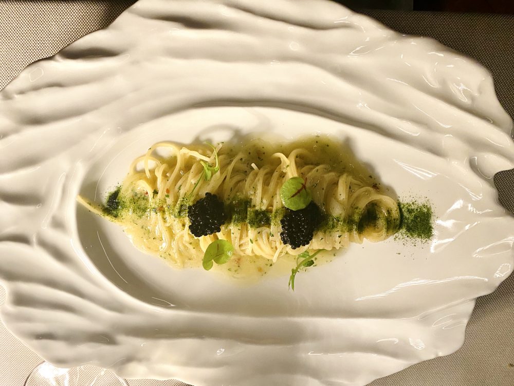 Ristorante Ro World - Capelli d’angelo con aglio, olio e peperoncino, colatura di alici, polvere di alghe e caviale