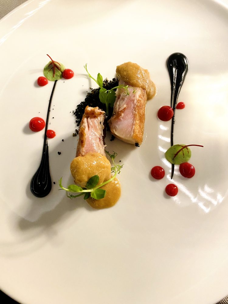 Ristorante Ro World - Ventresca di tonno con burro e zenzero, terriccio di tarallo al nero di seppia e maionese alla colatura di alici