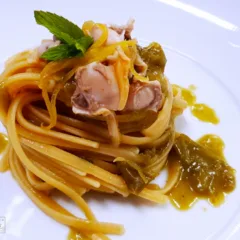 Linguine aglio, olio e peperoncini verdi con vongole e limone