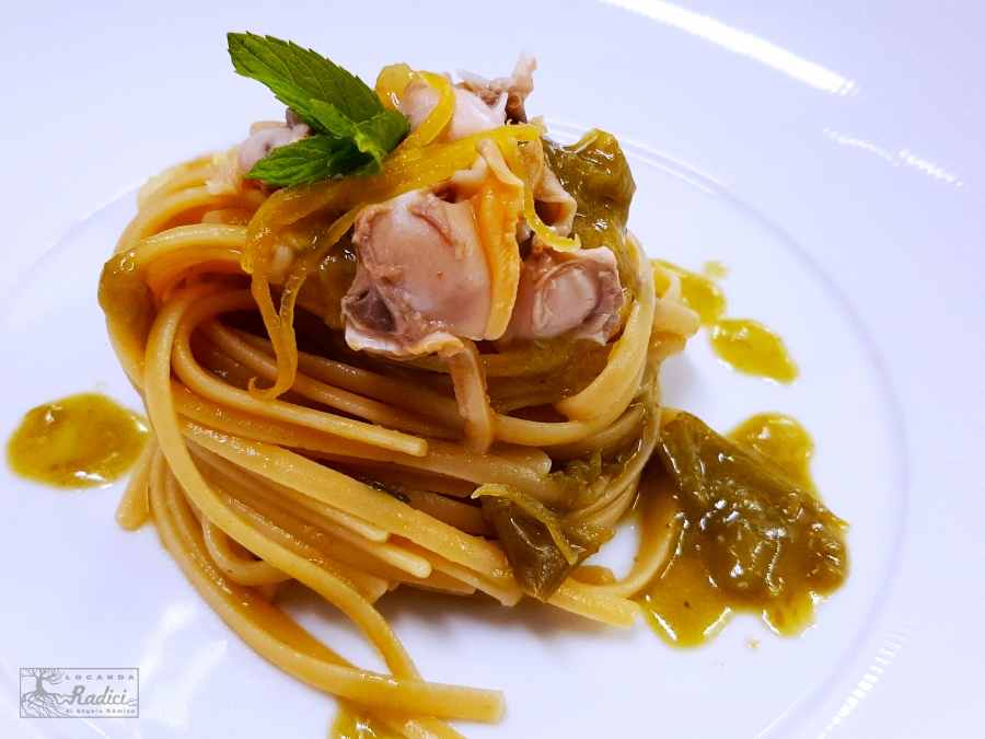 Linguine aglio, olio e peperoncini verdi con vongole e limone