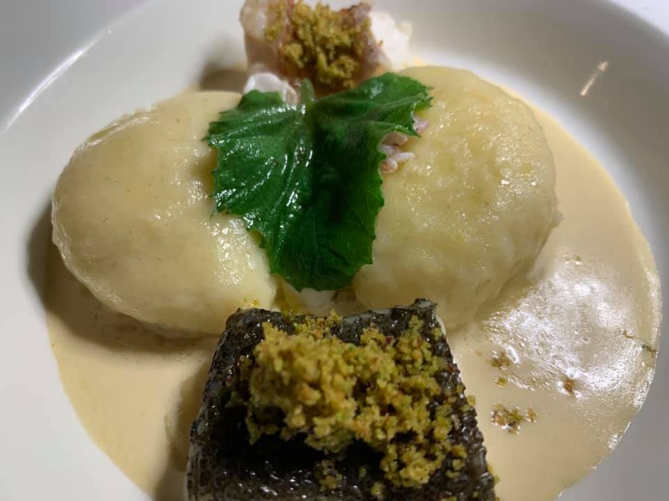  Ciccio Sultano - Gnocchi di Ragusano DOP carbonara di seppia, pesce allo scoglio ai profumi di pistacchio e limone