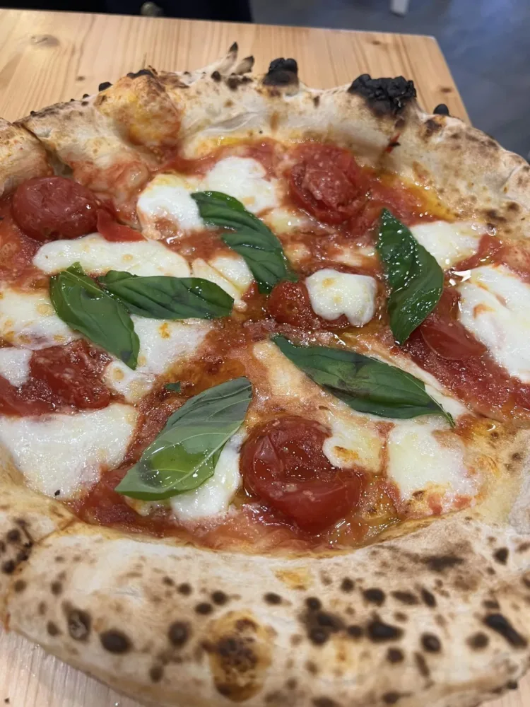 Pizzeria Doro Gourmet - Margherita con il pomodoro cannellino dei Campi Flegrei