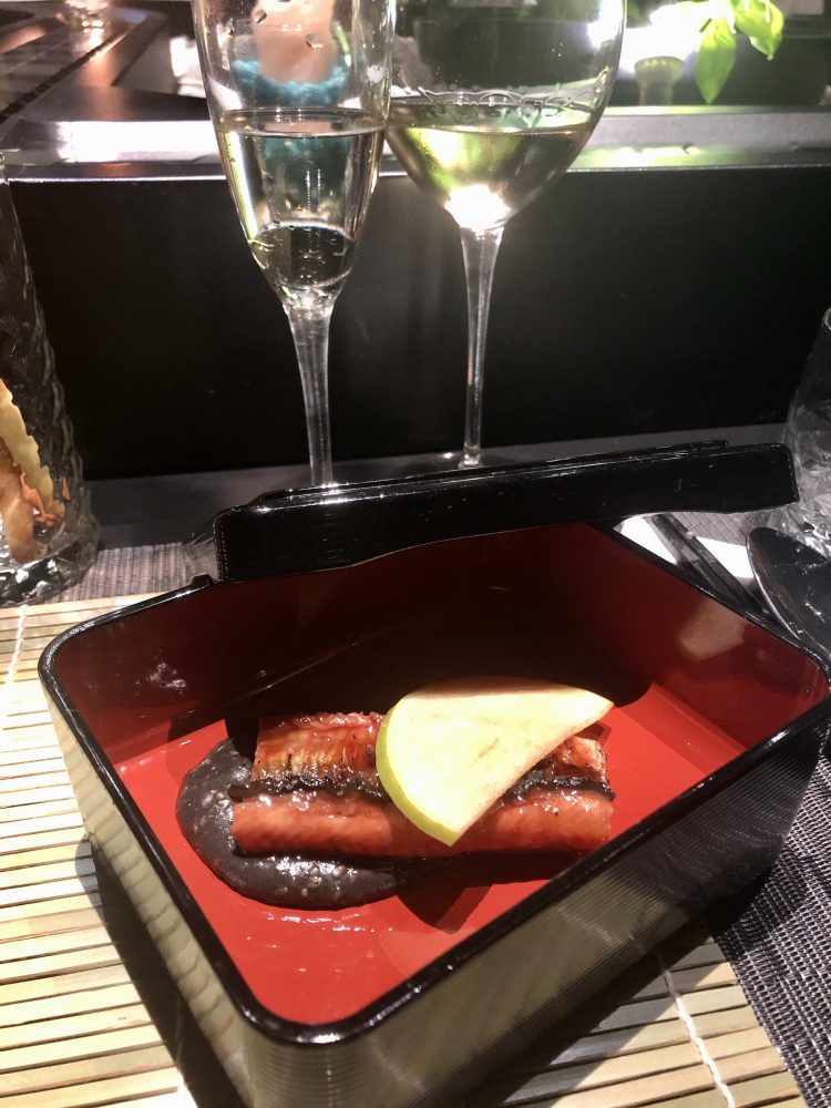 Taki Labo’. Anguilla laccata con salsa parmentier e mela verde con sciroppo di maggiorana