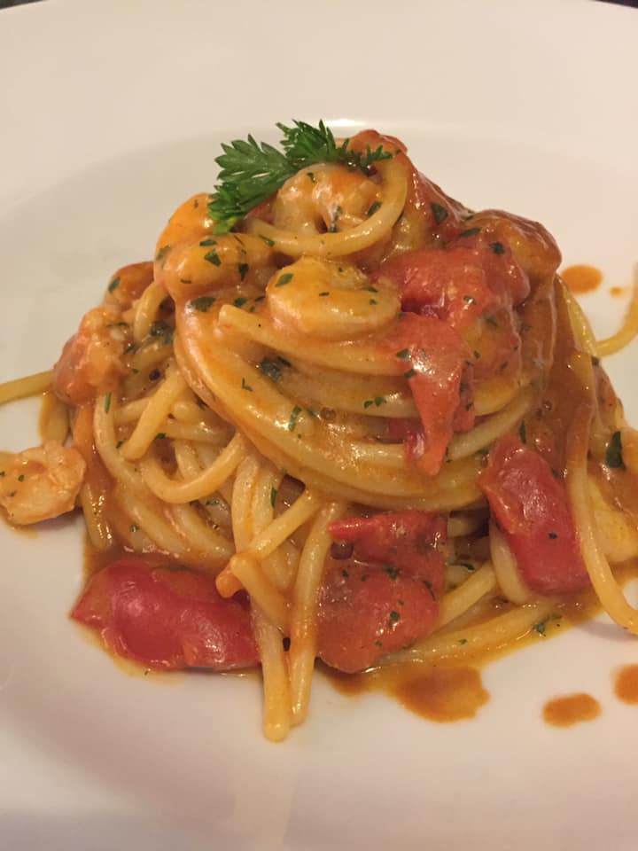 Il Gozzo a Salerno, spaghetti in bisque di gamberi e gamberetti