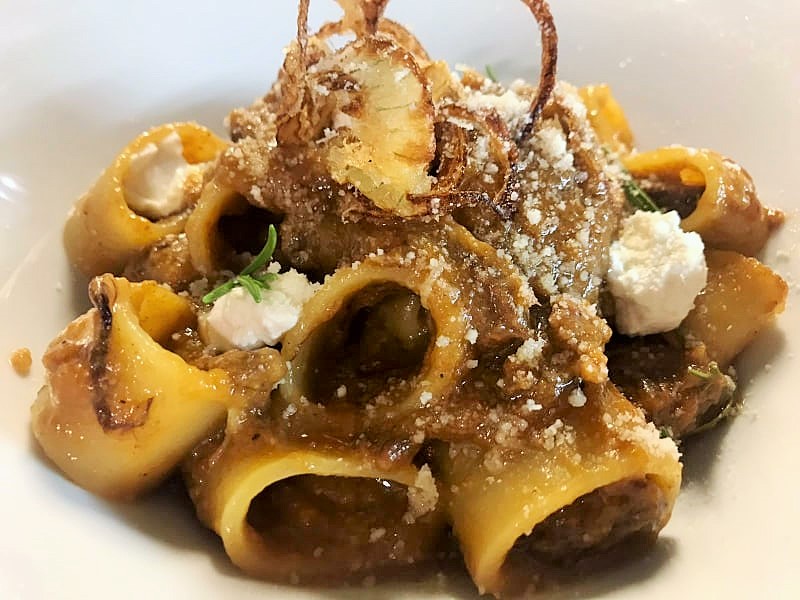 AL CANCELLETTO - Mezzi paccheri alla genovese con ricotta agli agrumi e cipolla croccante