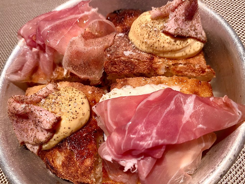 Dry Milano, la Small, Vitello Tonnato al punto rosa e Burrata con Crudo d’Osvaldo