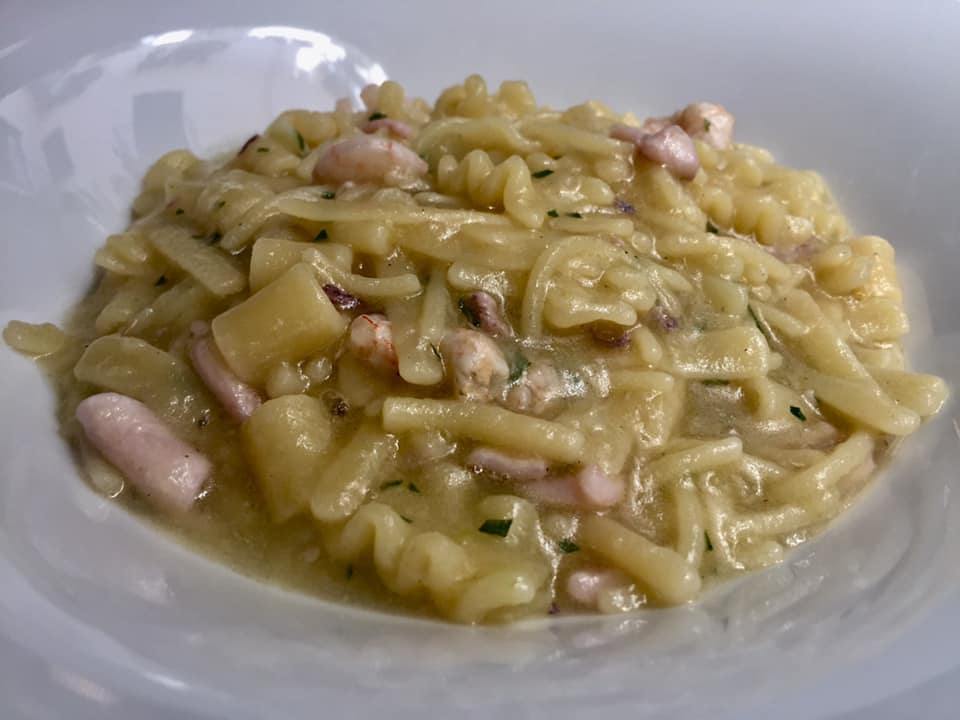 Il Gozzo Salerno, pasta mista con patate e gamberetti