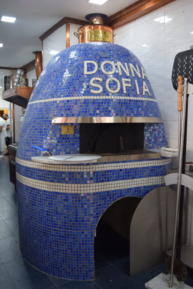 Il forno della pizzeria Donna Sofia a Via Chiaia