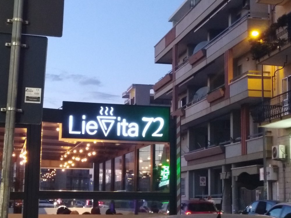 Insegna Pizzeria Lievita 72