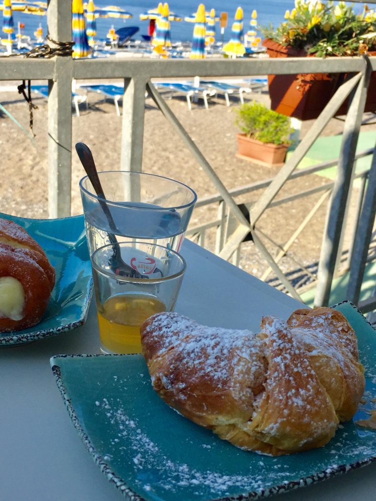 Lido Delphinus - a colazione con il miele fatto in casa