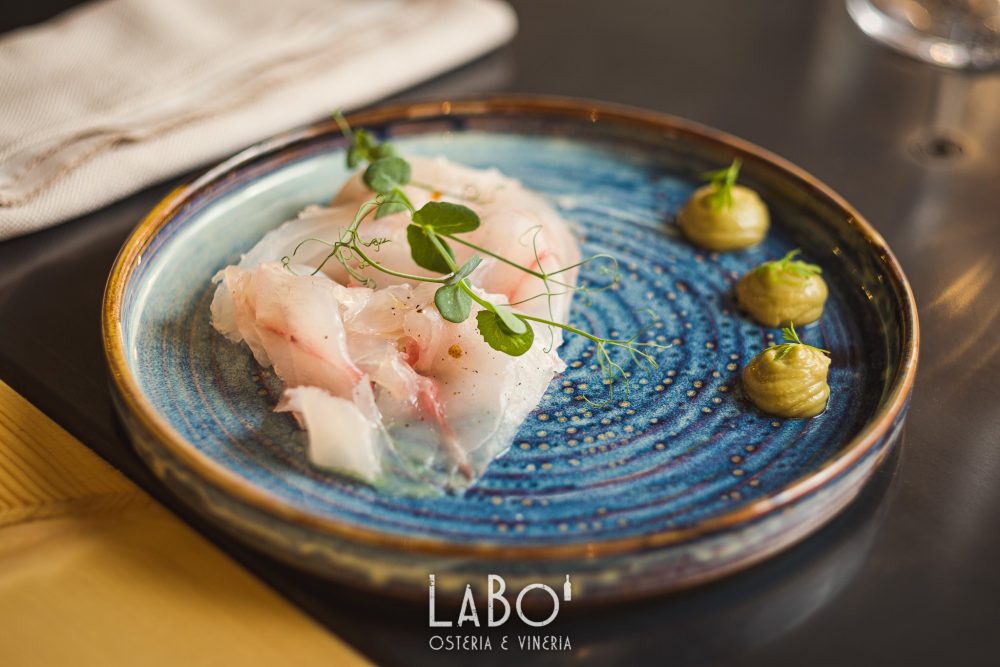 LaBo' - Carpaccio di pescato del giorno -spigola - con crema di avocado