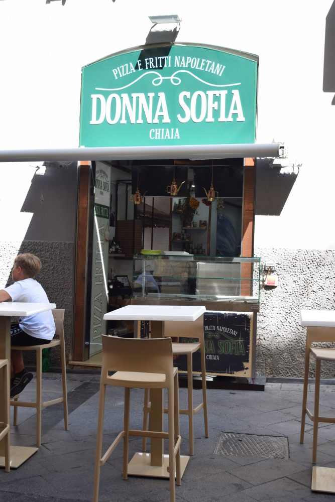 L'esterno della pizzeria Donna Sofia a Via Chiaia