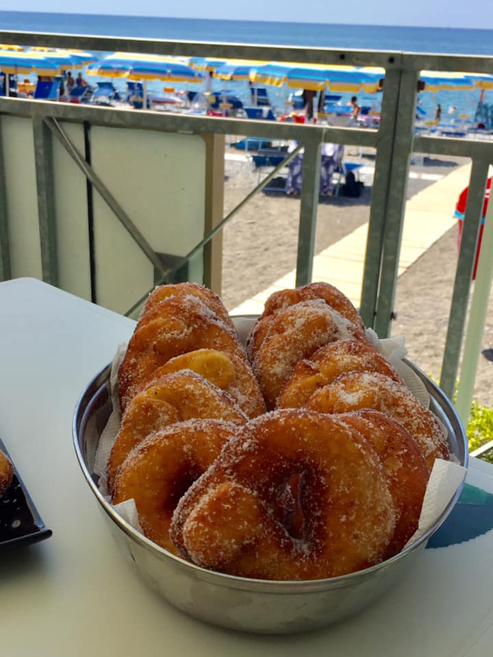 Lido Delphinus, zeppole a colazione