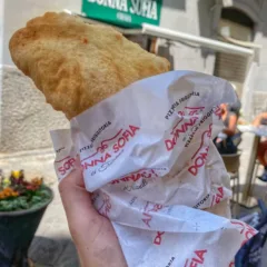 Pizza fritta della pizzeria Donna Sofia a Via Chiaia