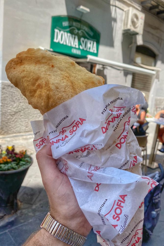 Pizza fritta della pizzeria Donna Sofia a Via Chiaia