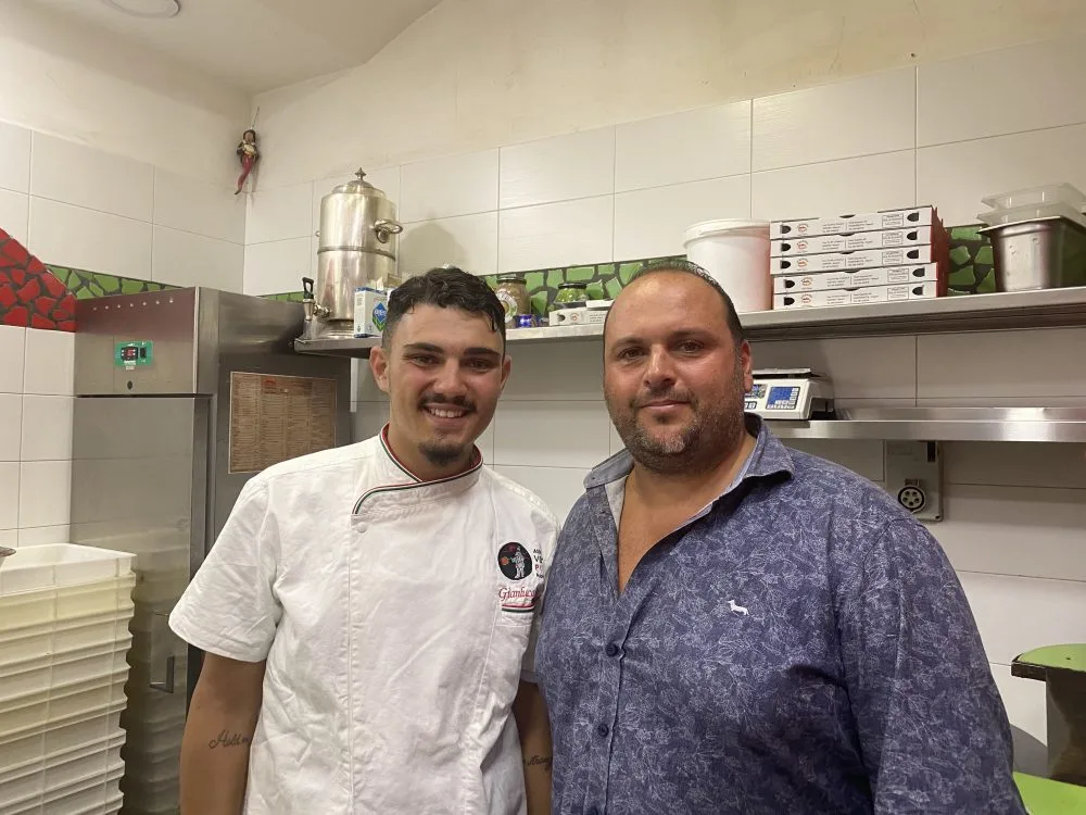 Pizzaioli Veraci - Raffaele Fusco e il pizzaiolo Andrea Nocello