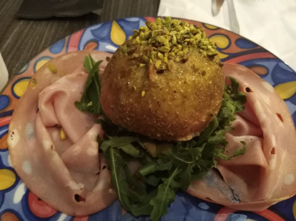 Pizzeria Lievita 72 Fagottino ripieno di burrata, pistacchi di Bronte, mortadella e rucola