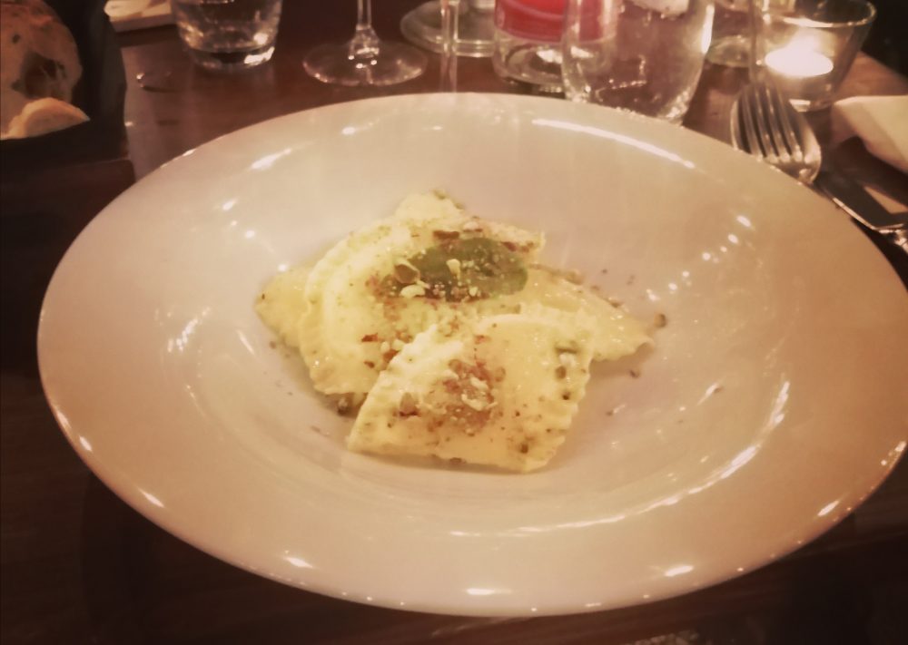 Vasame - pasta ripiena con burro, salvia e granella di pistacchio