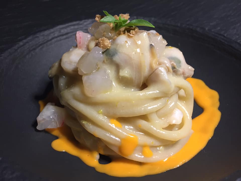 Lorelei Sorrento, Spaghetto di Gragnano alle vongole veraci e crudo di ricciola, marinato agli agrumi e coulis di Caponata