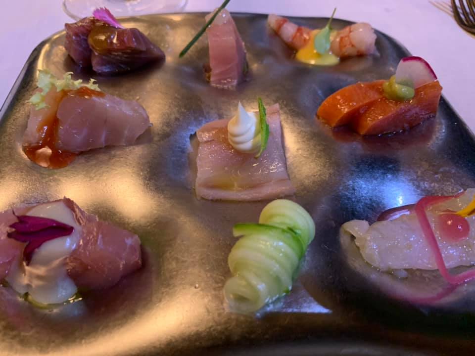 Locanda Bruniana - Il piatto di otto crudi dall'alto in basso e da sinistra a destra - tonno, pezzogna, ricciola, dentice, salmone selvaggio, orata e scampo conb tagliatella di zucchina