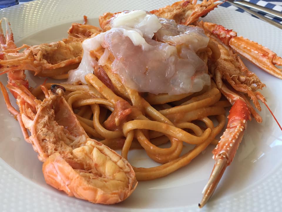 Anema e Pizza ad Acciaroli, linguine con scampi crudi e cotti