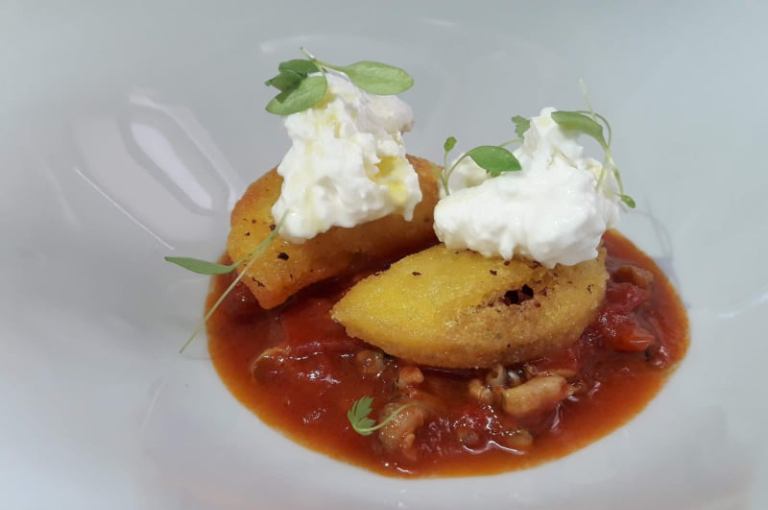 Emozionando, Arepas di mais al gambero rosso con burrata e salsa di lumachine di mare al peperoncino e basilico greco