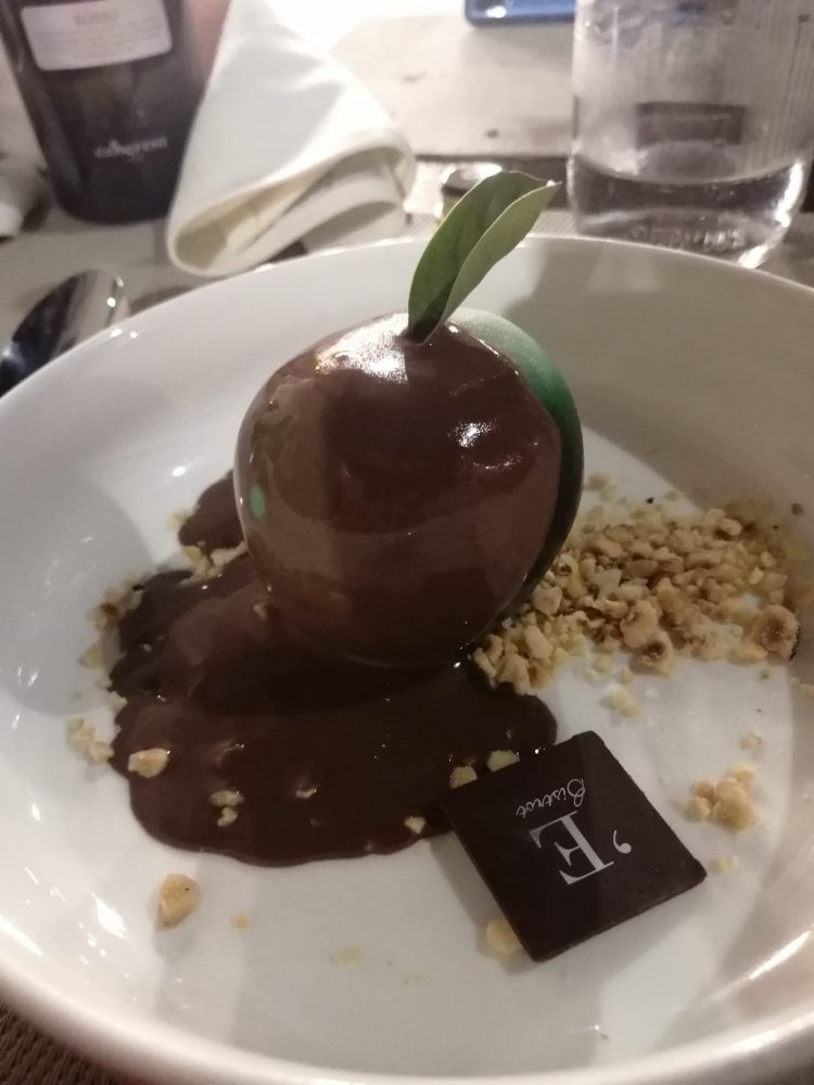 Essenza Bistrot - mousse al cioccolato bianco dal cuore di mela verde e crumble di nocciole