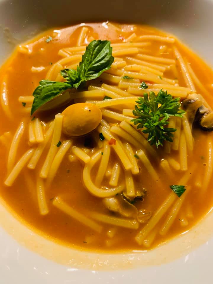 Spaghettini spezzati in minestra di mare