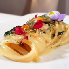 Linguine mantecate con burro, parmigiano reggiano e vongole