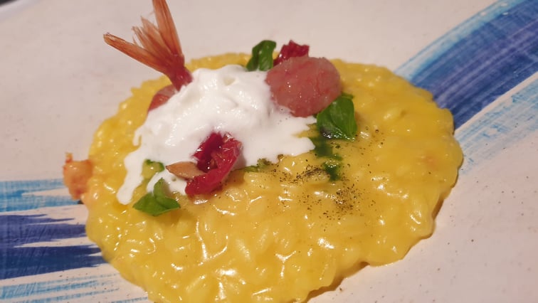 Marina Grande - Risotto caprese con gamberi crudi e cotti, pomodorini gialli e spuma di mozzarella e pesto di basilico