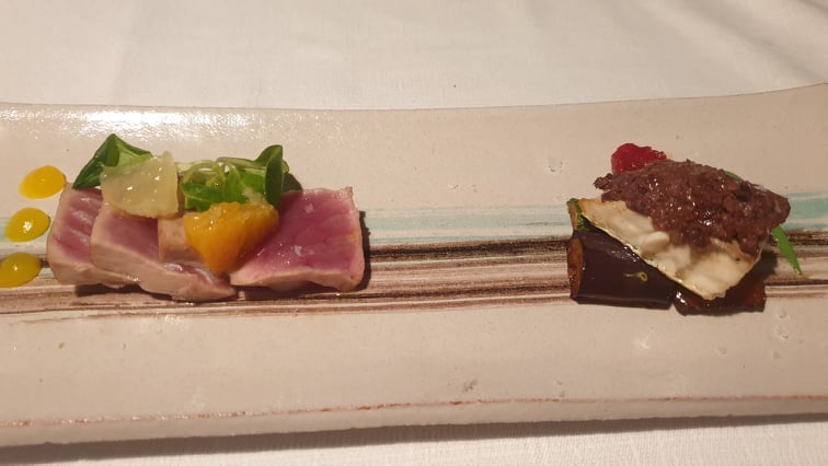 Marina Grande - A sin tonno con agrumi con salsa all’arancia, a dx spigola in crosta di olive nere su caponata di verdure e salsa alla menta