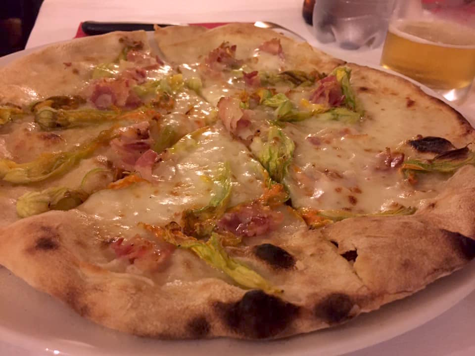 Pizzeria Quo Vadis, fiori e pancetta