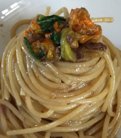 Spaghetti aglio e olio con fiori di zucca