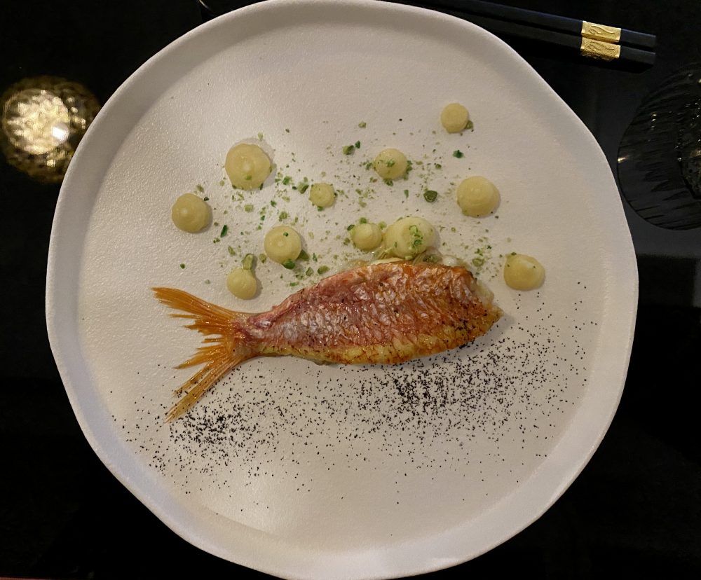 Bushi - Triglia ripiena di carciofi e provolone del monaco su crema di porto, patate e granella di piselli al wasabi