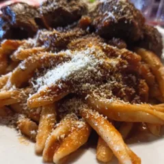 Taralluzzi e Vino - Il Ragu' Cilentano con il formaggio Cilentano