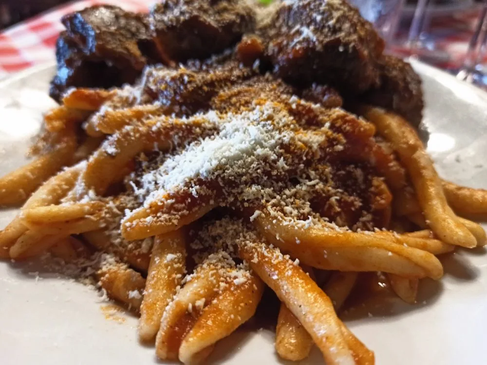 Taralluzzi e Vino - Il Ragu' Cilentano con il formaggio Cilentano