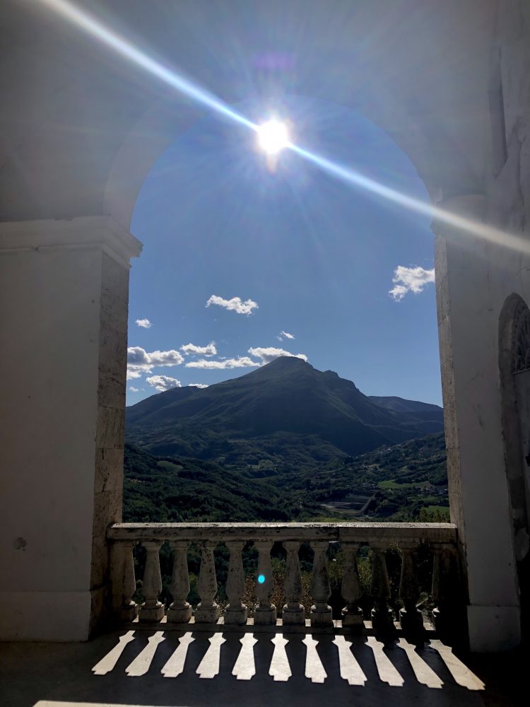 Civitella del Tronto affacciata sul maestoso Gran Sasso