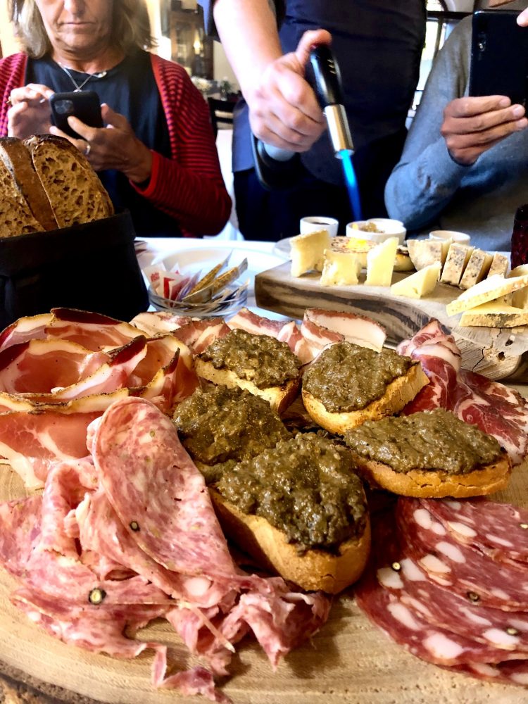 Crostini alla toscana e salumi locali- la Chiusa