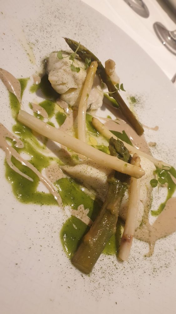 FALALELLA - Rombo con salsa al basilico, crema di alici e asparagi bianchi e verdi