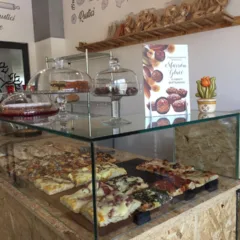 Forno San Cipriano ad Atena lucana, il banco pizza e dolci